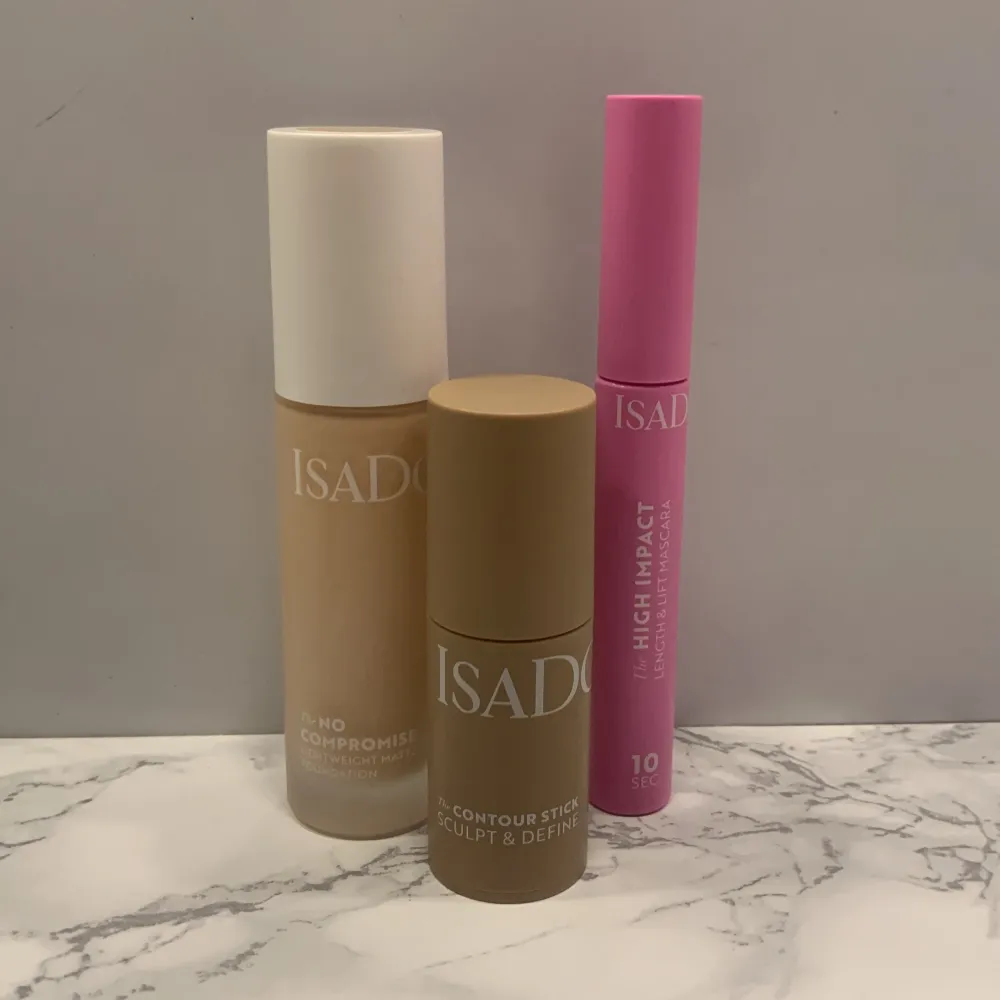 Säljer ett sminkset från IsaDora som innehåller en foundation i färgen 1N, 30 ml och är endast testad en gång, ett contour stick i färgen 30 cool beige och bara testad på handleden och the high inpact lenght &lift mascara i färgen 10 black som är helt oanvänd. Säljer då det tyvärr är fel färger eller aldrig har kommit till användning💗totala värdet är 567 kr. Skönhet.