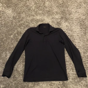 Mörkblå pikétröja från Massimo Dutti - Säljer en skön mörkblå pikétröja från Massimo Dutti. Tröjan har långa ärmar och en klassisk krage, perfekt för både vardag och lite finare. Strl: S men passar M. Skick: 8/10 använd många gånger men inga skador eller fläckar. Nypris: 599, mitt pris: 249. Köpare står för frakten📦