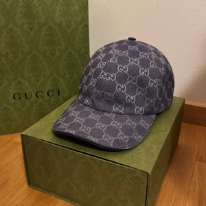 Gucci keps  - Snygg blå keps från Gucci med det klassiska GG-mönstret. Kepsen är i ny skick. Storlek L. Kvitto, box dustbag mm finns!