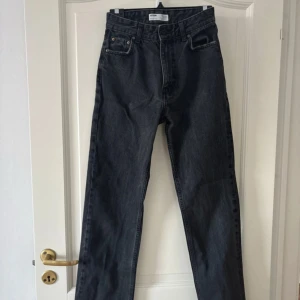 Svarta jeansbyxor - Säljer ett par svarta jeansbyxor i mycket bra skick. Passform är high waist straight jeans från Bershka!