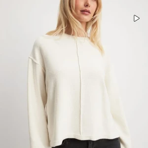Vit stickad tröja - Säljer en supermysig vit stickad tröja från nakd💕💕