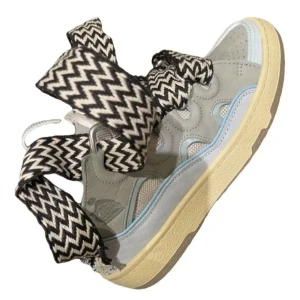 Ljusblå lanvin curb sneakers - Intressekoll på ett par unika ljusblå sneakers från Lanvin med coola svartvita sicksackmönstrade snören. Mina absolut favoritskor🩵 Så coola! 