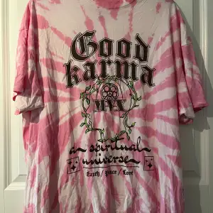 Säljer en rosa och vit tie-dye t-shirt från Divided med tryck på framsidan .Den har en avslappnad och oversized passform.