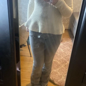 Grå jeansbyxor - Säljer ett par grå jeansbyxor i bra skick. De har en normal passform och är perfekta för både vardag och fest. Byxorna är högmidjade och har en klassisk stil som passar till det mesta. Perfekta för höst och vår!