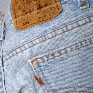 Ljusblå jeansshorts från Levi's - Säljer ett par ljusblå jeansshorts från Levi's i bra skick. De är högmidjade och har en klassisk femficksdesign. Shortsen har en rå kant nertill för en avslappnad look. Perfekta för sommardagar eller festivaler! 🕶️