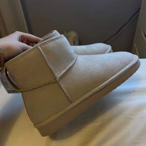 säljer eth par uggs från H&M som vart slutsålda ett tag. Är i storlek 39, men passar mig som kan ha 38. Jätte varma inuti o är i en jätte fin ljus färg. Har aldrig använt de och lappen finns kvar!