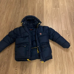 fjällräven expedition down jacket - säljer en jättefin och skön fjällräven expedition down jacket. jackan är så gott som ny använd ca 2-3gånger. perfekt jacka nu inför vinter både varm och snygg! säljes då den aldrig riktigt fallit mig i smaken.  