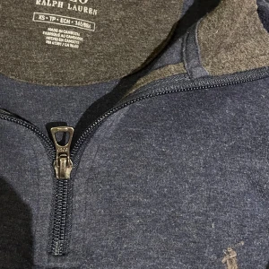 Polo ralph lauren tröja half zip  - Säljer en väldigt snygg mörkblå half zip tröja från Ralph lauren i storlek xs. Skick 10/10, helt oanvänd. Säljs pågrund av att den inte satt bra i skorleken. Pris kan diskuteras.