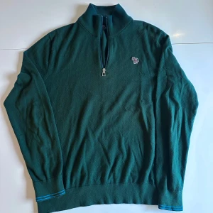 Paul Smith Mörkgrön Half Zip - Säljer en snygg grön tröja från Paul Smith med dragkedja och hög krage. Färgen finns inte längre. Jättebra skick. Skriv om du har frågor!