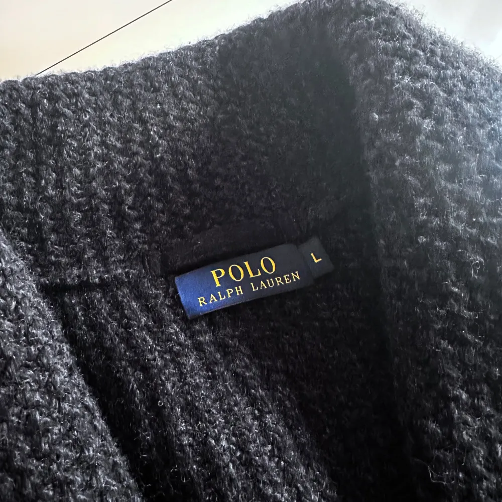 Säljer en snygg mörkgrå stickad cardigan från Ralph Lauren. Haft i en månad, använd kanske fyra gånger, varsamt. Skriv om du har några frågor!. Tröjor & Koftor.