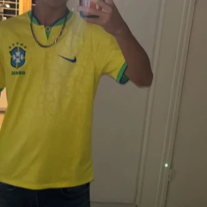 Gul Brasilien fotbollströja - Säljer en äkta Brasil t shirt, använd typ en gång den är lite stor för mig men kvaliteten är väldigt bra med lent materiel 
