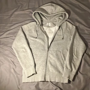 Grå Jack & Jones zip-hoodie  - Säljer en grå zip hoodie från Jack & Jones i storlek Xs. Sparsamt använd och inga defekter. Skriv om du har funderingar eller vill ha fler bilder. Nypris 599kr 