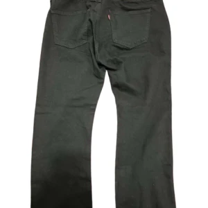 Svarta Levis 501 - Säljer ett par svarta jeans i mycket bra skick. De har en klassisk straight passform och är perfekta för vardagen.