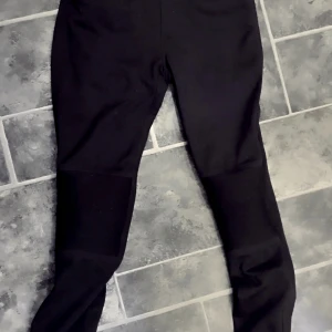 Alpinestars Stella Banshee  - Lätt stretchbyxa med snygg design för kvinnor! Full aramidförstärkning & CE-godkända Level 1 knäskydd. Höftpaddingen kan bytas ut mot CE-godkända Nucleon skydd.  Storlek M, normal i storleken.  Endast använda ett par gånger så skicket är som nytt!