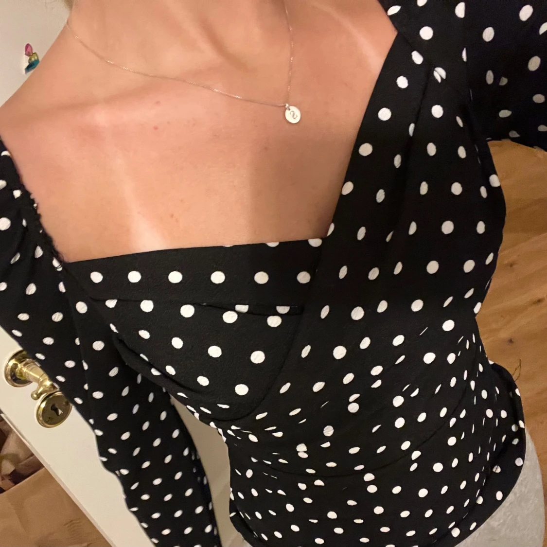 Svart prickig omlottopp - 91