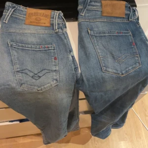 Två par Replay anbass  - Säljer två par snygga Replay anbass i väldigt bra skick. Ifall man bara vill ha ena paret har jag lagt ut båda var för sig för 580 kr. Det är två par blåa, de ena är lite mörkare och de andra lite ljusare.