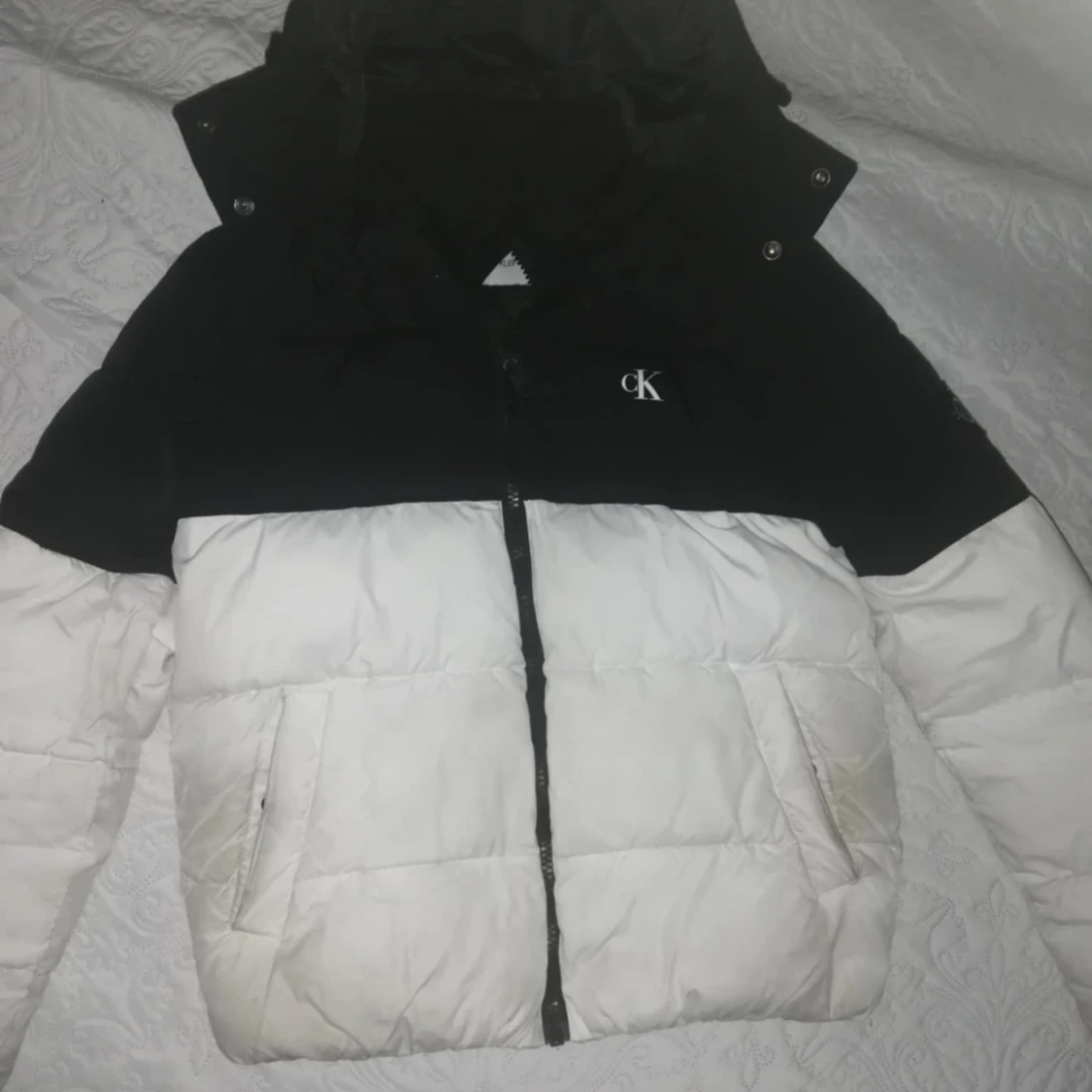 Svart och vit pufferjacka från Calvin Klein