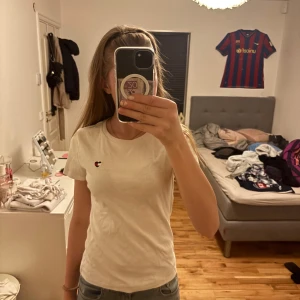 Vit t-shirt från Tommy hilfiger - Säljer en vit t-shirt från TH i bra skick. Den har en liten TH-logga på bröstet och är perfekt för vardagsbruk. T-shirten är kortärmad och gjord i mjukt bomullsmaterial. Passar till jeans eller shorts för en avslappnad stil.