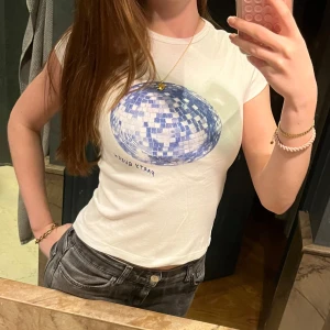 Vit festtopp - Säljer denna festtopp från subdued då den aldrig kommit till användning