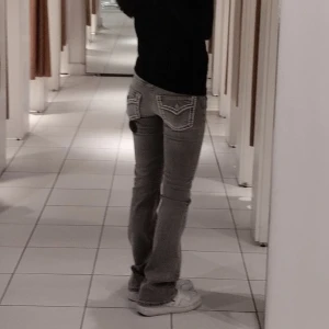 Low waist bootcut jeans med broderade bakfickor - Säljer mina favvo byxor.Innerbenslängden är ungefär 80cm o midjemåttet tvärs över är ca 35 + strech finns oxå.De är i bra skick och har en klassisk femficksdesign med snygga sömmar. Perfekta för både vardag och fest! 🖤Älskarr men är trött på dem. Säljs ej längre i butik tror ja. Ganska använda men ser nya ut skriv för nyarr bilder. 