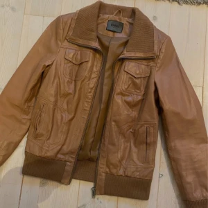 Brun skinnjacka från Only - Säljer en snygg brun skinnjacka från Only. Köpt vintage i äkta skinn, mycket bra skick!