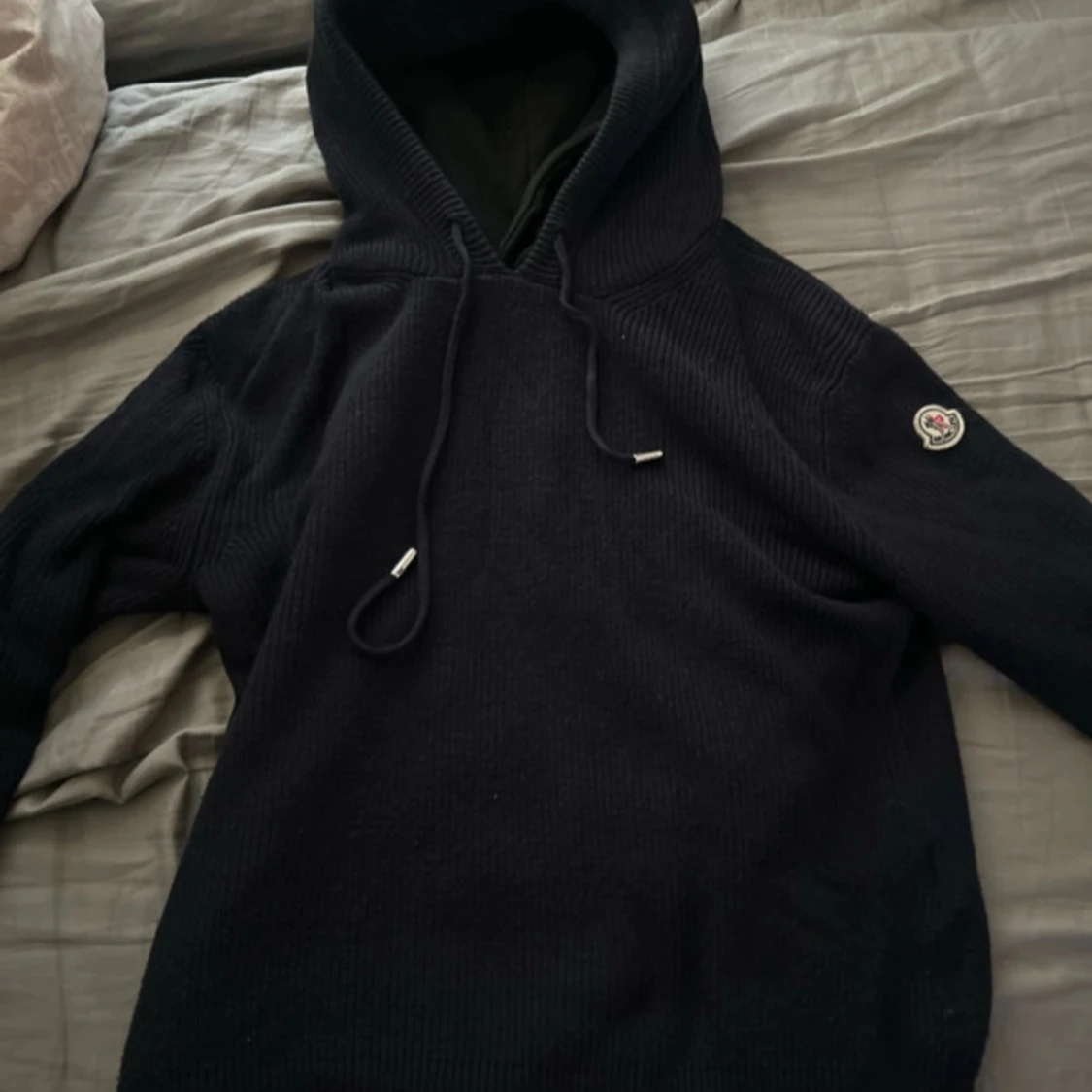 Mörkblå stickad hoodie från Moncler