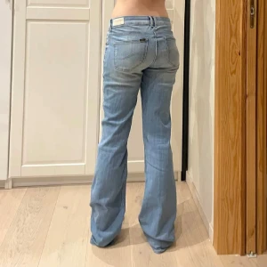 Ljusblå jeans med bootcut - Säljer ett par ljusblå bootcut jeans. Köpta här på Plick men passade tyvärr inte som jag ville. (Bilderna är lånade)💕