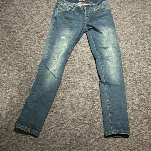 Blå jeans från Black Time (Zalando) - Säljer ett par snygga blå jeans från Black Time i storlek W31 L32. De har en klassisk straight fit och är i bra skick med lite slitningar för en cool look. Perfekta för både vardag och fest!