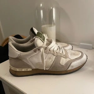 Valentino Rockrunners - Säljer nu dessa eftertraktade rockrunners. Skorna är i gott skick med några enstaka defekter som inte syns när man har de på sig. Dessa skor går att använda året runt 🙌 Skorna är i storlek 42 men passar mig som har storlek 44. Nypris på dessa runt 8000 kr men mitt pris 2199kr. Ta vara på detta kap! Skriv vid frågor eller funderingar. 🤩 Skorna är självklart äkta.