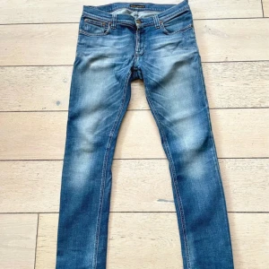 Nudie Jeans Slim - Säljer ett par riktigt schyssta Nudie Jeans. W32 L32. Endast ett litet hål i fickan, annars fint skick!