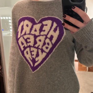 Grå tröja med lila hjärtmönster - Superfin grå tröja med ett stort lila hjärta och texten 'HEART BREAKER' på framsidan. Den är från märket from future och 100% Kashmir. Priset går att diskutera 