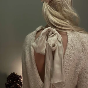 Arket tröja med rosett  - Såå söt tröja från arket med en rosett på ryggen! 