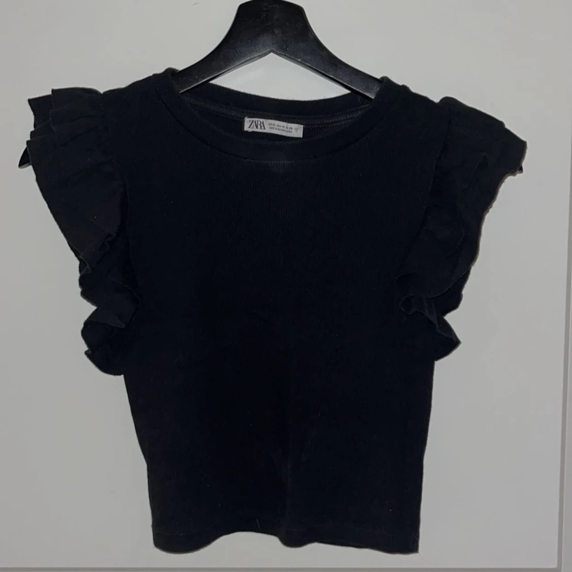 Svart topp med volangärmar från Zara - 90