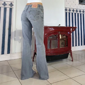 Levi's jeans i ljusgrå denim - Säljer ett par snygga Levi's jeans i ljusgrå denim, har en liten fläck längre ner som knappast syns men de är bara att skriva om man vill se vart den sitter 💗köpte på plick och är fortfande väldigt bra skick 