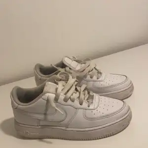 Säljer ett par klassiska vita Nike Air Force sneakers i bra skick!