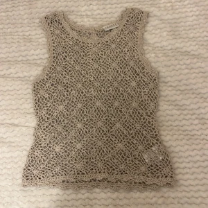 Beige virkad topp från Hennes Collection - Säljer en superfin beige virkad topp från Hennes Collection. 