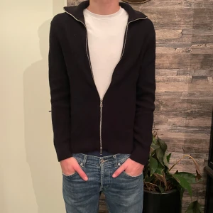 Stickad cardigan tröja - En stickad cardigan med zip från East west i storlek S. Mitt pris 450kr