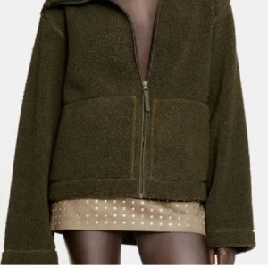 SÖKER TEDDY JACKA STL M - SÖKER TEDDY JACKA I STORLEK M. denna från hm helst!