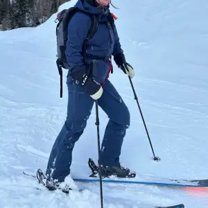 Norröna lofoten dam skalbyxor storlek M. Endast använda en skidsäsong så är i nyskick. Säljs med tillhörande hängslen från norröna. Hängslena har en defekt där sömnen börjat släppa lite, kan skicka bild privat. Nypris skalbyxorna 7499kr och nypris bibs 899kr. Finns på fler sidor. Pris kan diskuteras. 