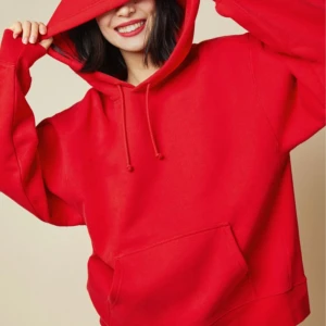 Gina hoodie röd  - Säljer en superbekväm röd hoodie som just nu trendar över hela tiktok. Min ligger bara i garderoben o används inte, därför säljer jag min då många inte får tag på en! köpt för 180, säljer för 150!❤️