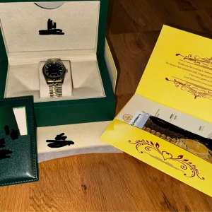 Lyxig klocka i silver och svart - Säljer en elegant klocka med svart urtavla och silverfärgad länkarmband. Klockan kommer i originalförpackning med certifikat och dokumentation. Perfekt för både vardag och festliga tillfällen. Ett måste för den stilmedvetna! Byten kan även vara intressant, priset kan även diskuteras! 