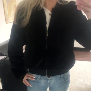 Svart teddyjacka - Mysig svart teddyjacka i mycket bra skick. Perfekt för höst med dragkedja framtill. Jackan har en normal passform och långa ärmar. 💕