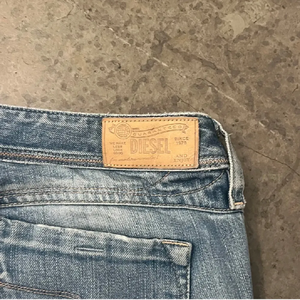 Säljer ett par snygga blå jeans från Diesel i bra skick. Jättesnygga men passade tyvärr inte mig och jag säljer därför dom vidare. Har därför inga bilder med dom på. Storlek w28 L32 vilket motsvarar ungefär en S🤍. Jeans & Byxor.