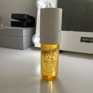 Parfymmist från Sol de Janeiro - Säljer en Sol de Janeiro perfym med doft av pistage och salt karamell. Säljer den för den inte kommer till användning längre. Köpt för 300kr säljer för 150kr.💕 