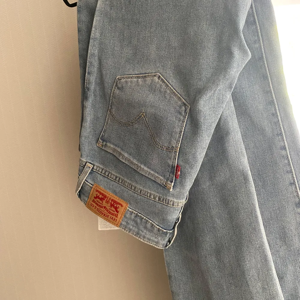 Skitsnygga Bootcut jeans från Levis i storlek 26. Använda 1 gång. . Farkut & Housut.