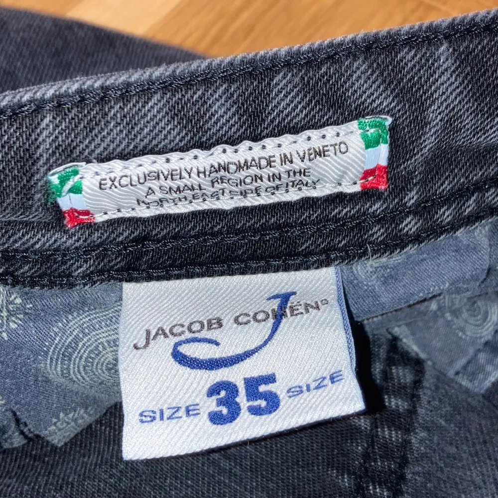 Grå/Svarta Jacob Cohën jeans i storlek 35. Mycket bra skick. Skicka meddelande om flera bilder önskas. Priset är diskuterbart. Jeans & Byxor.