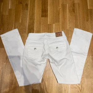 True religion jeans - Supersnygga jätte lowrise jeans från true religion, säljer tyvärr för att dem blivit för små💔 W25 L32?, dem e ganska straight i längden, dm för mer💕