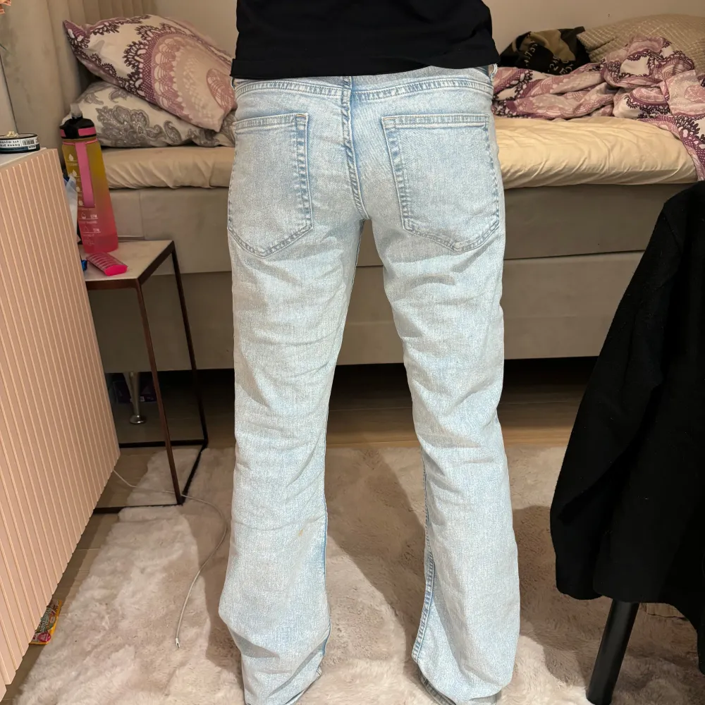 Säljer ett par ljusblå jeans i bra skick. De är lågmidjade och är bootcut.. Jeans & Byxor.