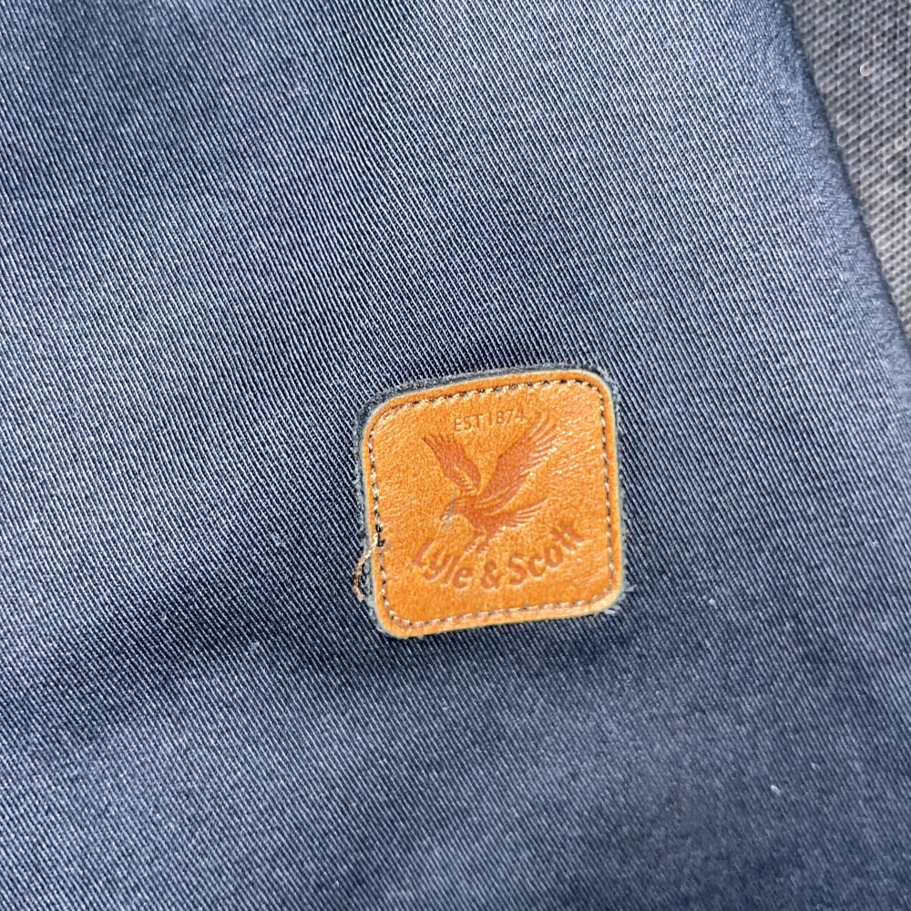 Säljer en stilren mörkblå cardigen från Lyle & Scott i storlek M. Jackan har en dragkedja framtill och två praktiska fickor med dragkedjor. Perfekt för höst och vår med sin lätta design och huva för extra skydd mot väder. Märkeslogga på bröstet ger en snygg touch. Priset är inte hugget i sten så kom gärna med prisförslag:). Jackor.