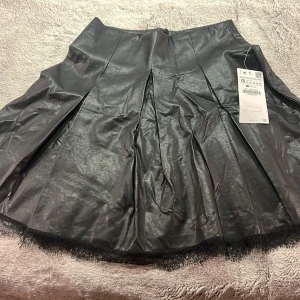 Zara immitations kjol med spets - Hej säljer min Zara kjol. Den är i nyskick eftersom den aldrig kommit till användning och har prislappen kvar på sig. Den är i storlek XS